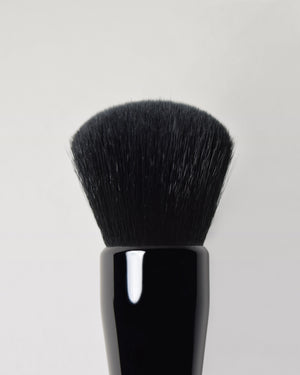 FOUNDATION BRUSH FN2  closeup